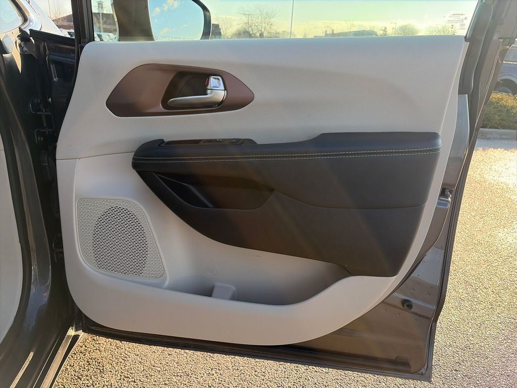 2023 Chrysler Voyager LX