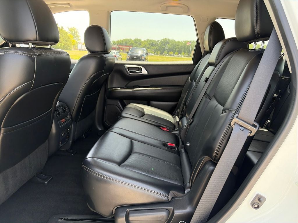 2017 Nissan Pathfinder Platinum 1 owner