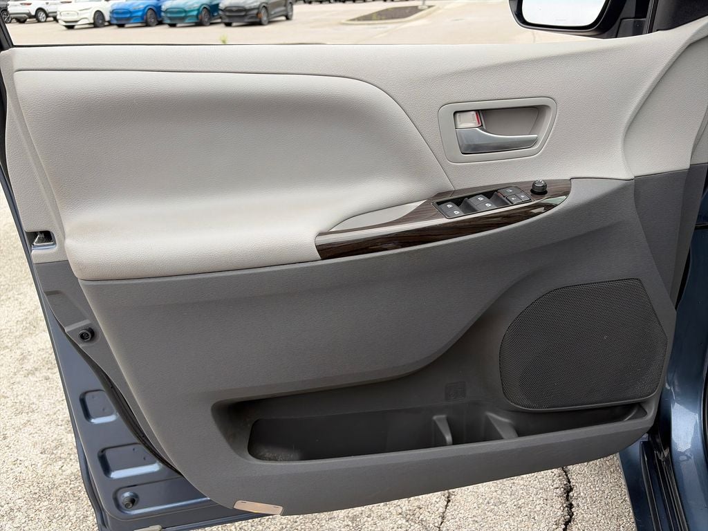 2015 Toyota Sienna XLE 8 Passenger