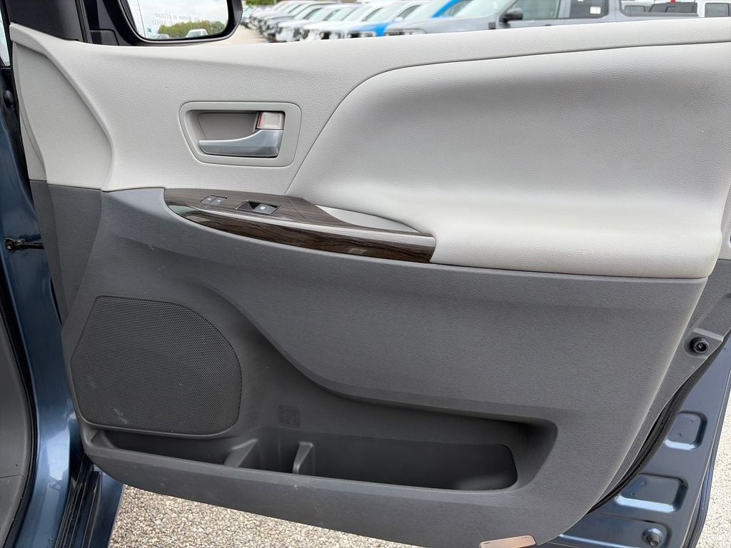 2015 Toyota Sienna XLE 8 Passenger